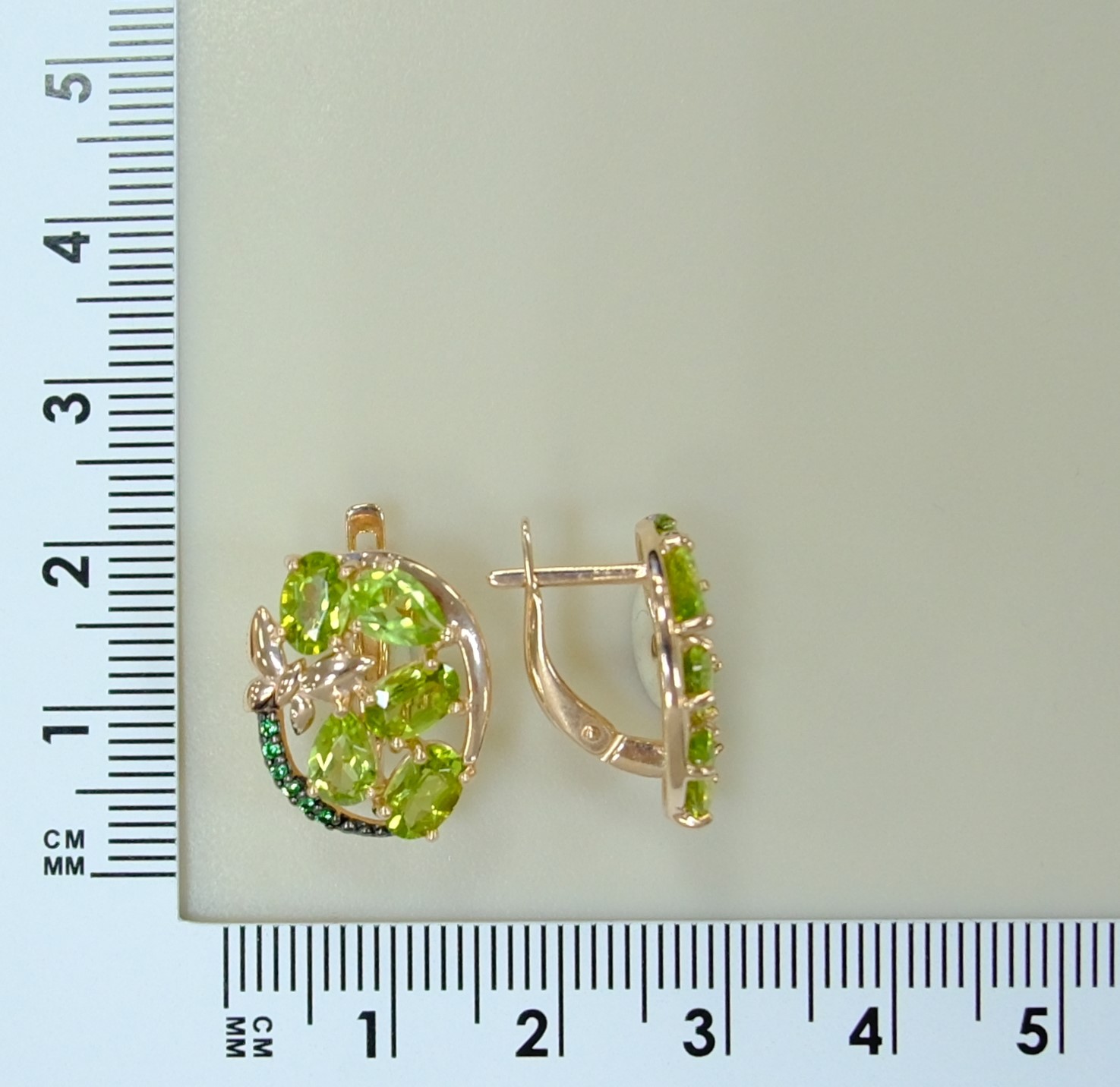 Серебряные серьги с хризолитами